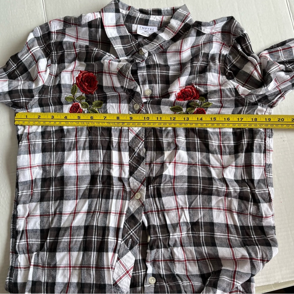 Empyre plaid button up long sleeve top with roses women’s small - Picture 6 of 6
